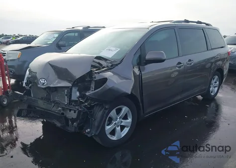 2015 Toyota Sienna Le 8 Passenger z USA, uszkodzony, nr VIN 5TDKK3DC9FS583134